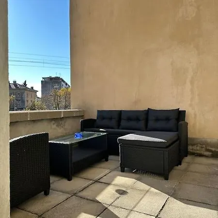 Apartment Multifunkcionalan Prostran Stan